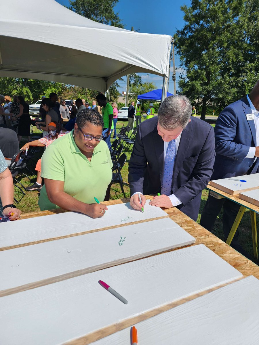 nchousingbuilds's tweet image. On Aug 18 we joined partners in Greensboro for the groundbreaking of Oakwood Park, the second development this year supported by SHARP funds. 

The community will provide 16 permanent supportive homes for families facing #homelessness or #housinginsecurity.