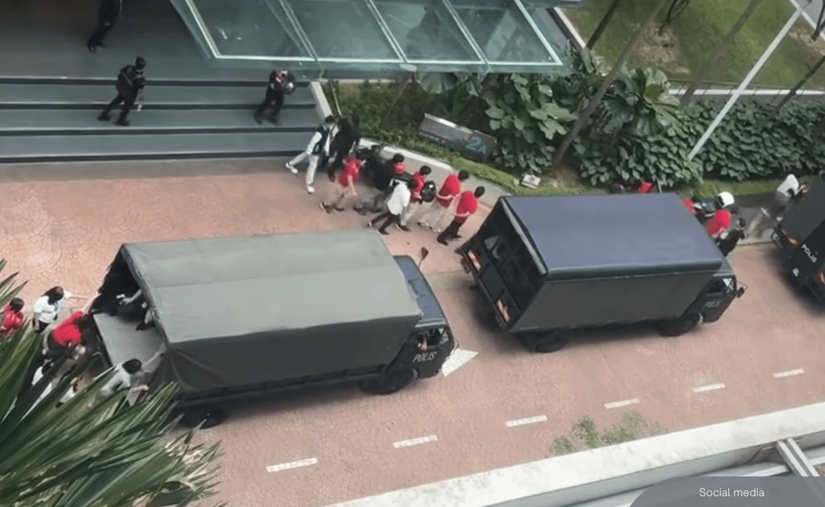 NewsBFM's tweet photo. Police have arrested 400 people in a major raid on a scam call centre in Bangsar South, Kuala Lumpur.

The syndicate, involving both Malaysians and foreigners, allegedly ran online scams and gambling operations across five floors in a commercial building.

🧵1 https://t.co/pWfWaGQMw1
