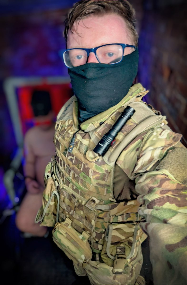 Gutted I can't make Folsom this year, but it doesn't stop me having some fun back home 👀

#Handcuffs #GayCamo #TacticalGay