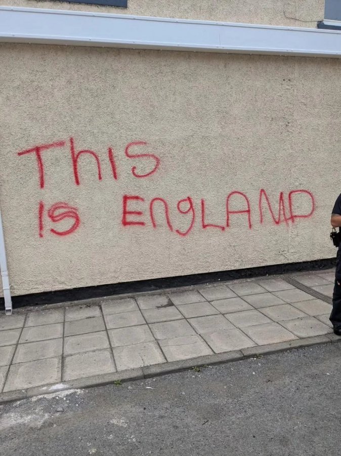 Graffiti on the Tube: “Our heritage is under attack!”

Graffiti of “This is Englamp” on buildings, street furniture vandalised: “Deafening silence.”

Almost like RW outrage was never about graffiti at all, and lasts exactly until it’s their side with the spray cans.