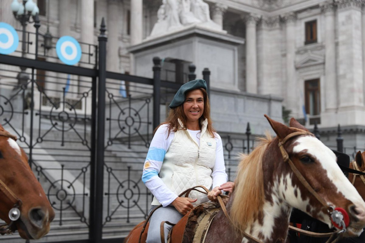 Que puede salir mal con el Menemismo en el Gobierno, haciendo negocios y provocando y/o transando con el Kirchnerismo, al que elige para polarizar en la elección, asustar y ganar bancas, con MÁS DE LOS MISMOS. 

La casta atrapó a Javier Milei, que se muestra débil para combatir a