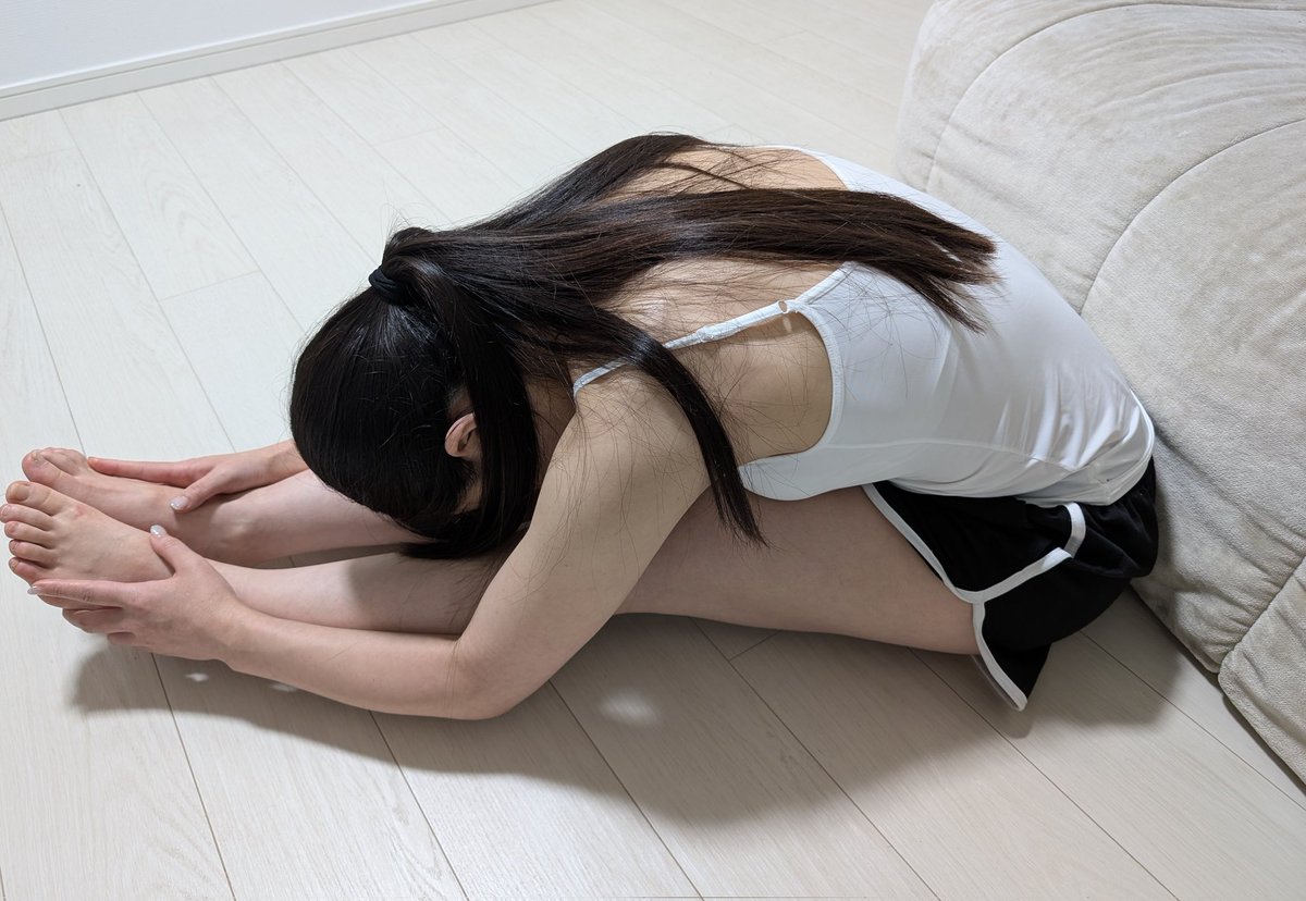 今日はストレッチDay✨
ここまでしか前に倒れないけど…
柔らかいほうかな〜？🥺
#部屋トレ #ストレッチ女子