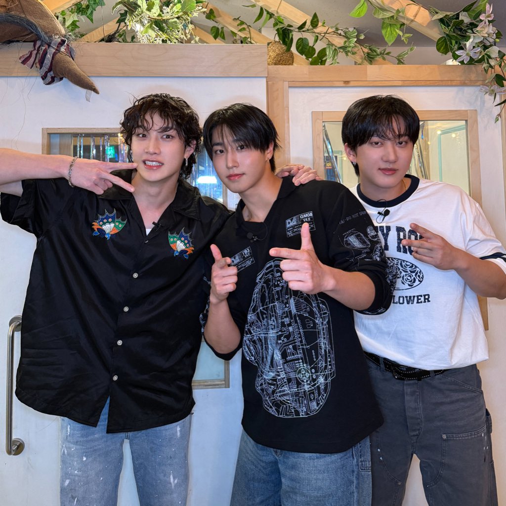 please send 3racha to more variety shows so we can get more 3racha pics like these