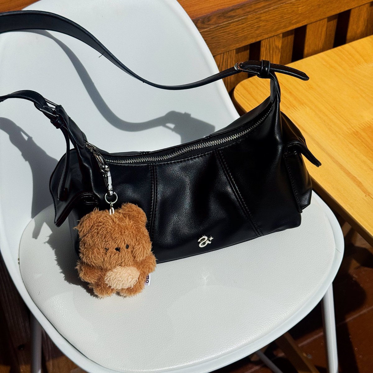 yoxrgravity's tweet image. แบรนด์ไทยงบ 700 แต่สวยเหมือนหลักพัน ✨
-สายแบน สะพายแล้วไม่เจ็บไหล่
-สายสั้น ปรับระดับได้
-แถมสายยาวให้ เอาไว้ crossbody
-หนัง premium PU เช็ดง่าย 
-มีช่องใส่ airpods ของจุ๊กจิ้ก