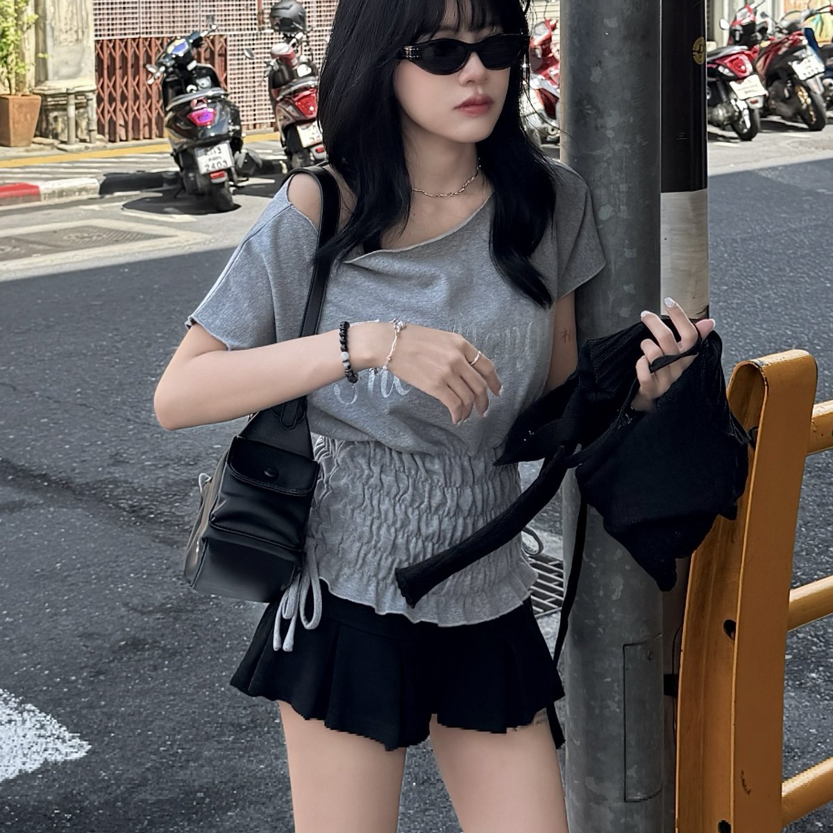 yoxrgravity's tweet image. แบรนด์ไทยงบ 700 แต่สวยเหมือนหลักพัน ✨
-สายแบน สะพายแล้วไม่เจ็บไหล่
-สายสั้น ปรับระดับได้
-แถมสายยาวให้ เอาไว้ crossbody
-หนัง premium PU เช็ดง่าย 
-มีช่องใส่ airpods ของจุ๊กจิ้ก