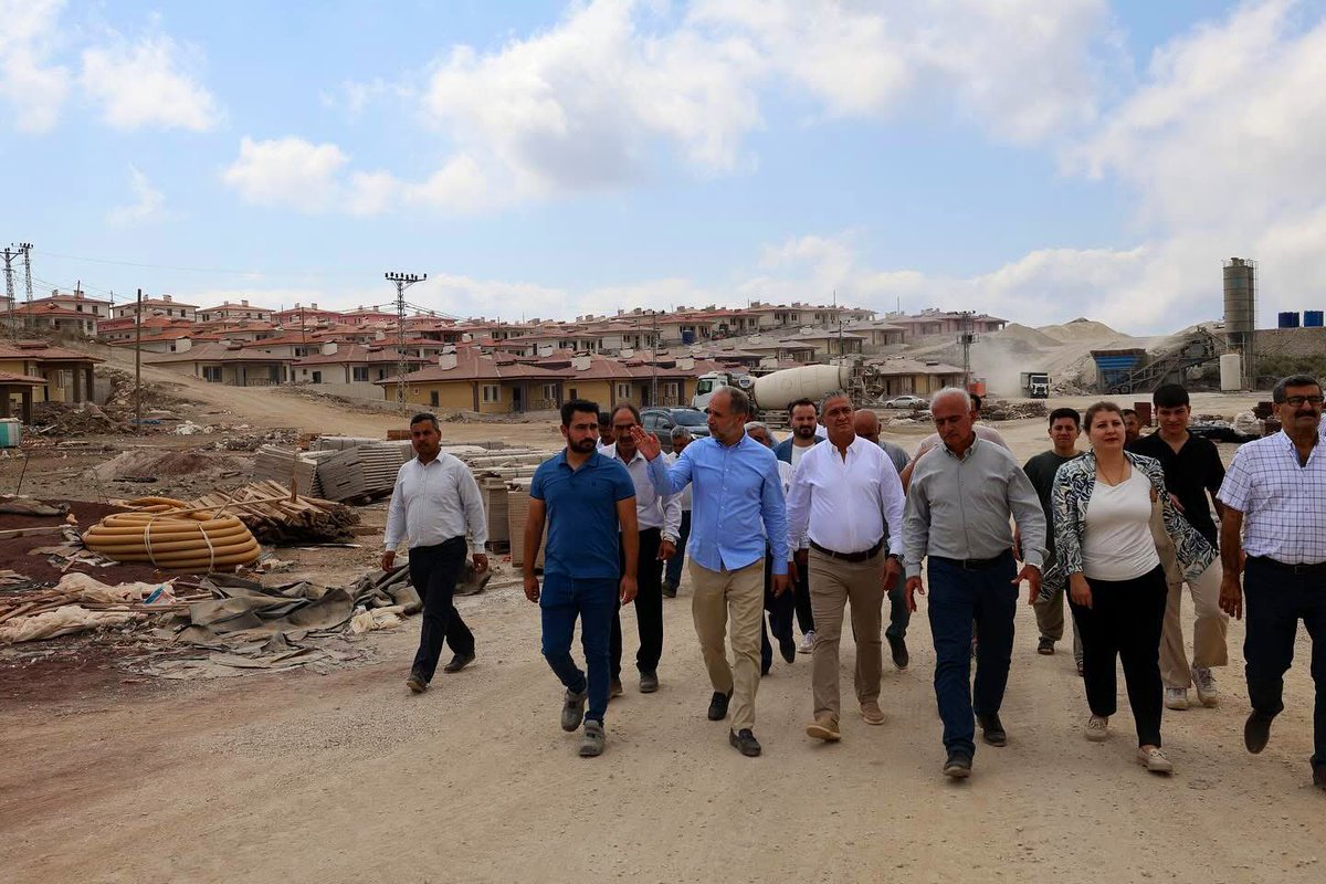 AbdulkadirOzl's tweet photo. 6 Şubat asrın depremi sonrası Belen Kömürçukuru mahallemizin tamamını yeni yapılan köy evlerine taşıyoruz. 
Yakın zamanda evlerine kavuşacak olan Kömürçukuru mahalle sakinlerimizi depreme dirençli konutlara kavuşturmak için yapılan çalışmaları yerinde inceledik. 
Yakın zamanda evlerine kavuşacak olan vatandaşlarımıza hayırlı olmasını diliyor Hatay’ın yeniden inşaasında bizleri hiç bir zaman yalnız bırakmayan Sayın Cumhurbaşkanımıza şükranlarımızı arz ediyor, Sayın Çevre, Şehircilik ve İklim Değişikliği Bakanımıza  da teşekkür ediyoruz.
 Yarınlarımızı birlikte ve güçlü şekilde inşa ediyoruz.