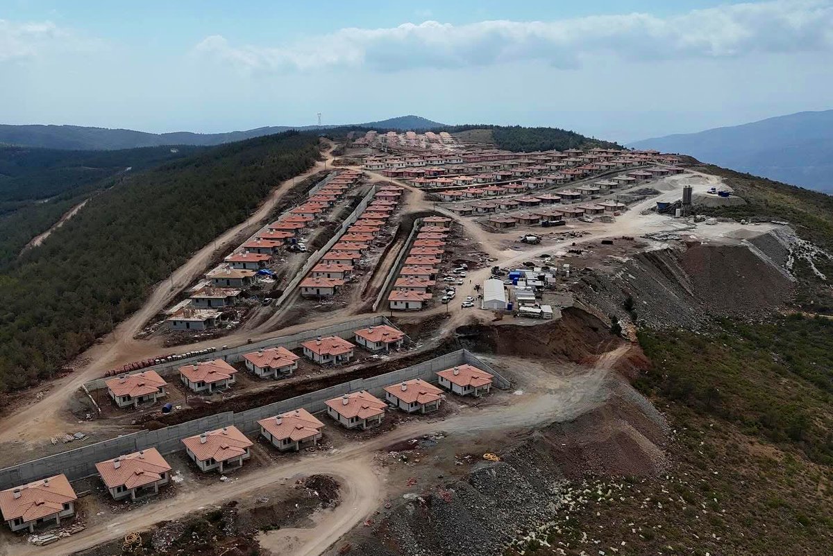 AbdulkadirOzl's tweet photo. 6 Şubat asrın depremi sonrası Belen Kömürçukuru mahallemizin tamamını yeni yapılan köy evlerine taşıyoruz. 
Yakın zamanda evlerine kavuşacak olan Kömürçukuru mahalle sakinlerimizi depreme dirençli konutlara kavuşturmak için yapılan çalışmaları yerinde inceledik. 
Yakın zamanda evlerine kavuşacak olan vatandaşlarımıza hayırlı olmasını diliyor Hatay’ın yeniden inşaasında bizleri hiç bir zaman yalnız bırakmayan Sayın Cumhurbaşkanımıza şükranlarımızı arz ediyor, Sayın Çevre, Şehircilik ve İklim Değişikliği Bakanımıza  da teşekkür ediyoruz.
 Yarınlarımızı birlikte ve güçlü şekilde inşa ediyoruz.