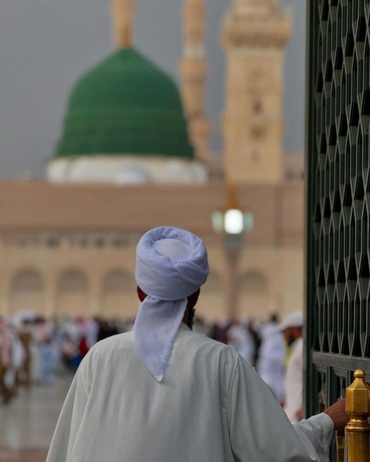من المحبة للنبي صلى الله عليه وسلم التشوُّف إلى سماع أحاديثه وتلاوتها والتلذذ بها، وليس أشهى لقلب المحب من إمرار أحاديث محبوبه على قلبه والتفكر فيها.

وزدني يامولاي حباً فيه