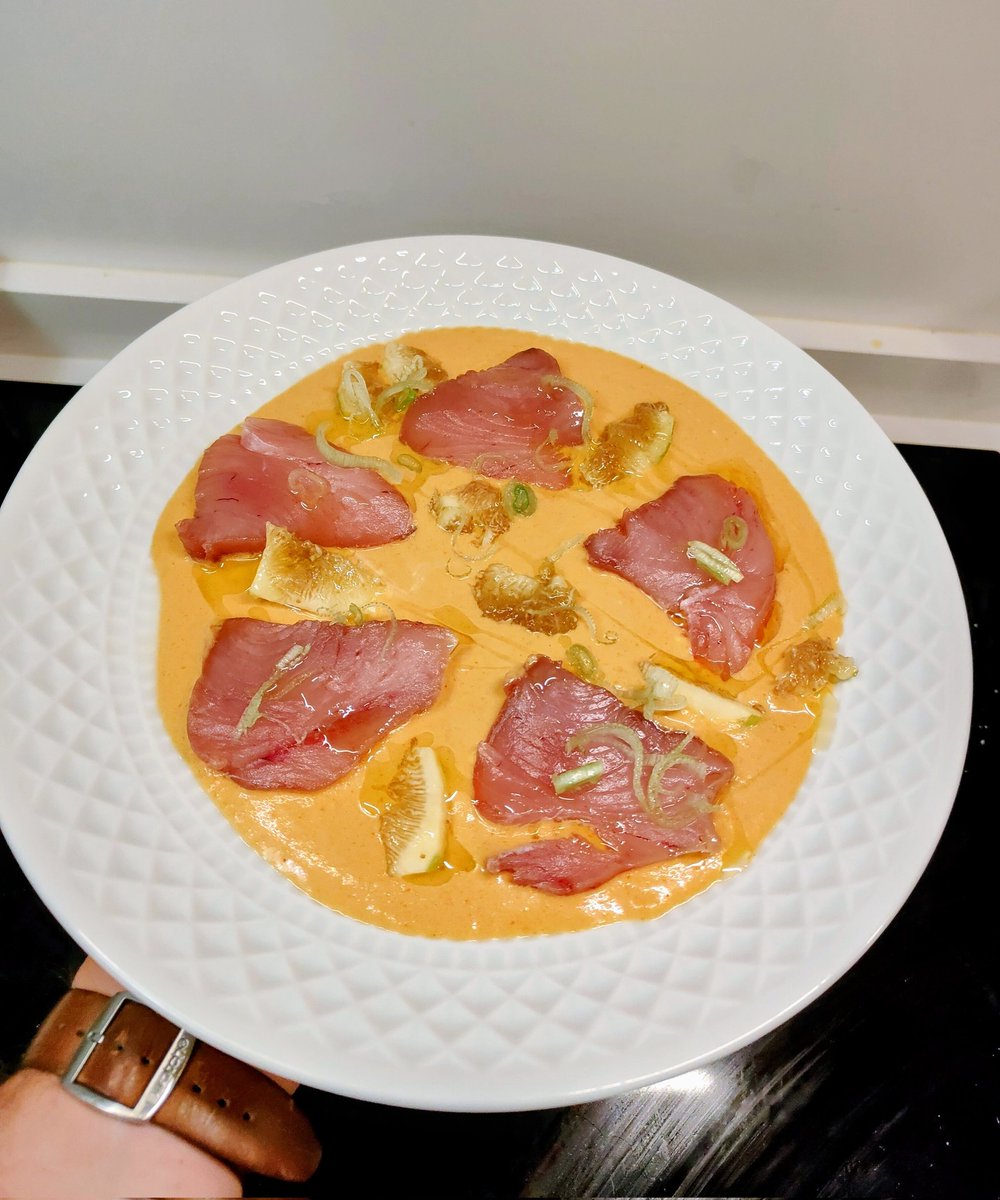 Bonito curado con gazpachuelo de un fondo de verduras, higos y un poco de cebolleta. Buenísimo. 

Humilde homenaje a la receta de <a href="/R_lakasa/">Lakasa</a>.