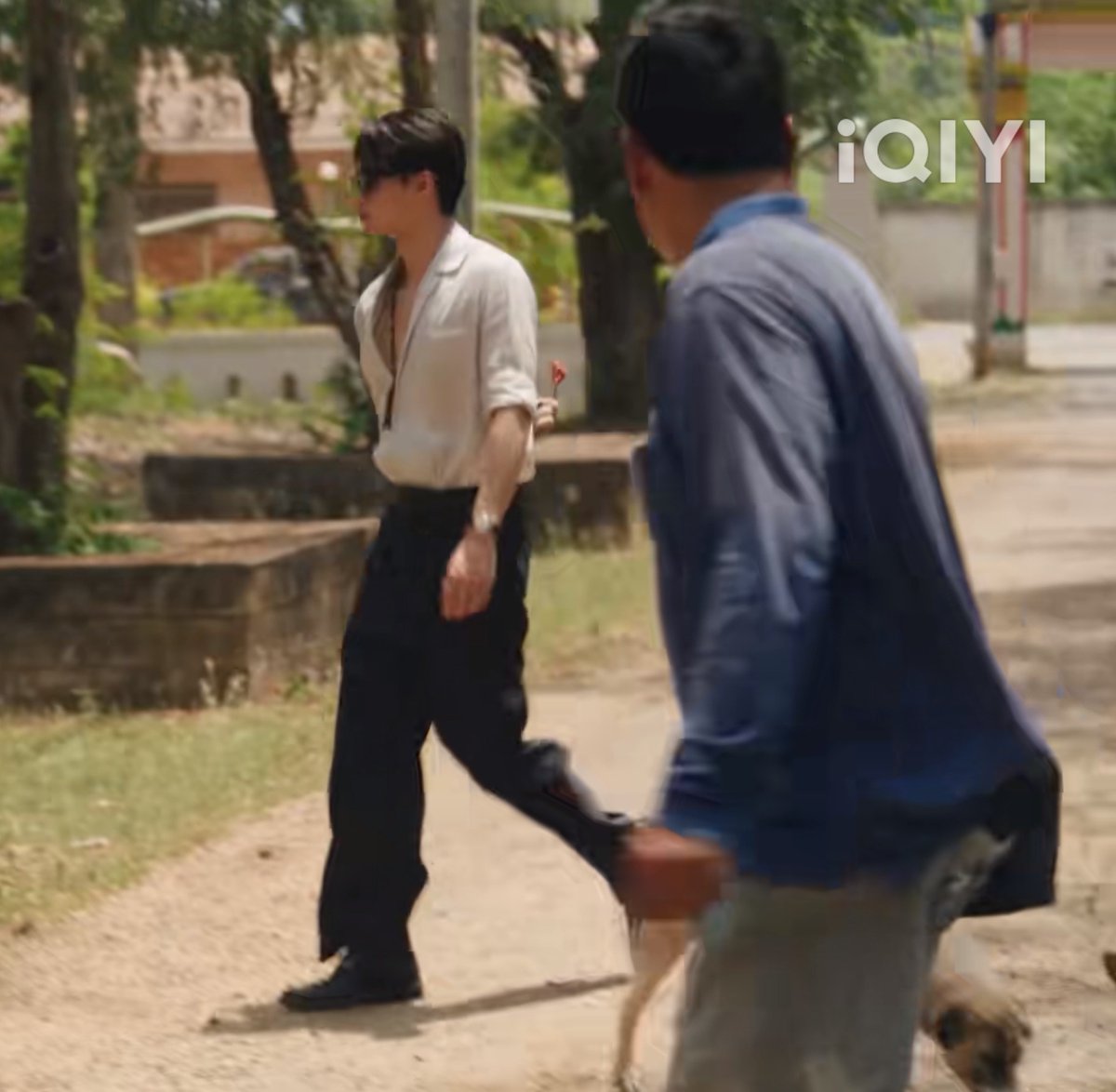 เบื้องหลังซีนบริวารบ้อกแบ้กคือหะริดฮีถือไก่แดงไว้ข้างหลังจริง555555555555555555 น่ารักอะ😂