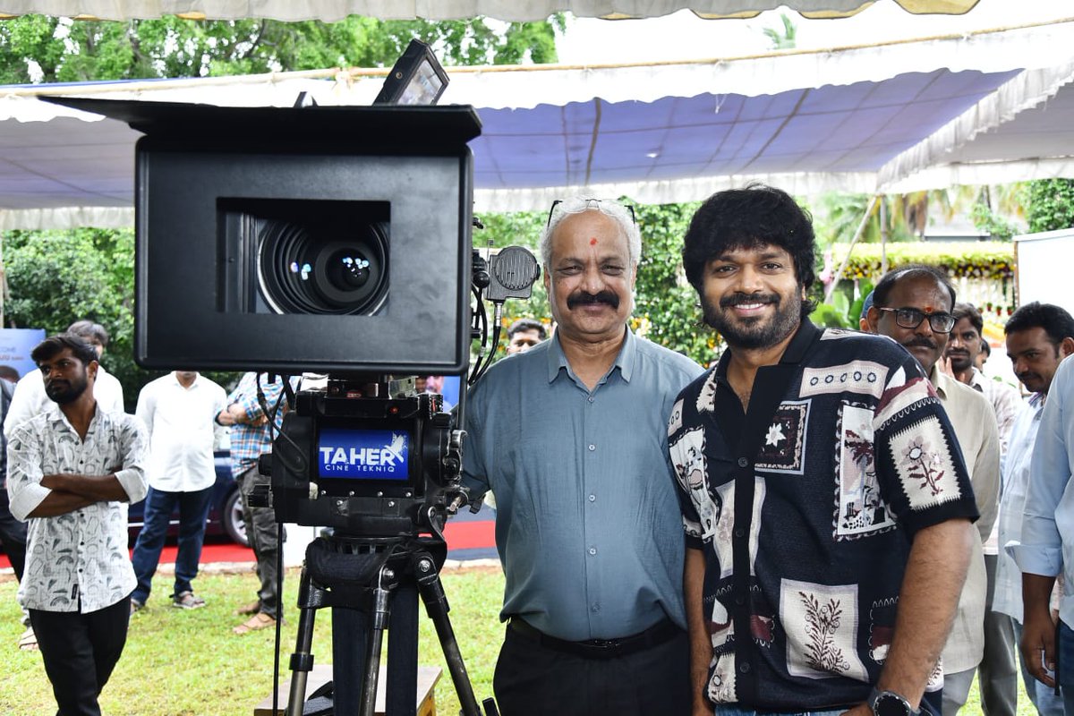 santoshamsuresh's tweet image. Legendary Director #Svkrishnareddy garu upcoming film 🎬 #Vedavyaas had launched with formal pooja at Annapurna studios📸💫

#Svkrishnareddy #Atchireddy #Komuripratapreddy #SVK43 #SPFilms 
#VedaVyaasmovie @ChotaKPrasad
 #Suchitrachandrabose #Bramhakadali #medpatisrinivasreddy…