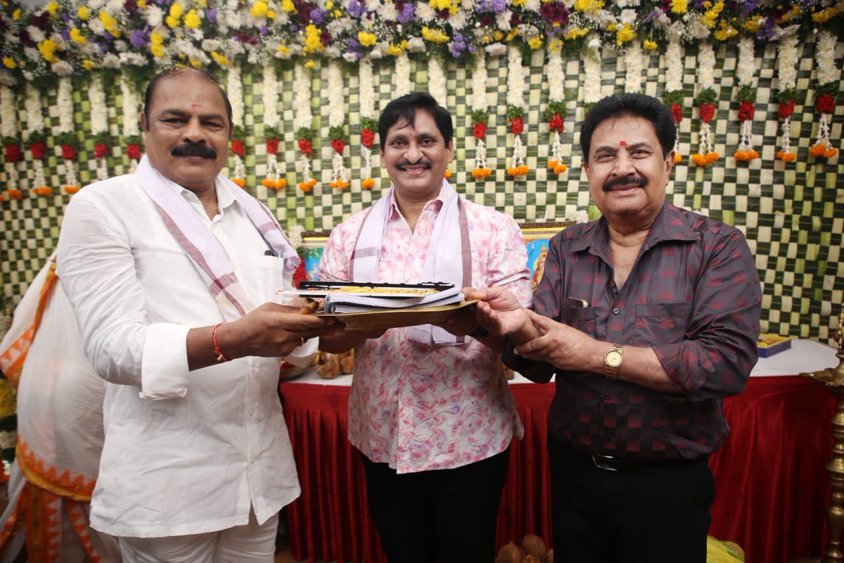 santoshamsuresh's tweet image. Legendary Director #Svkrishnareddy garu upcoming film 🎬 #Vedavyaas had launched with formal pooja at Annapurna studios📸💫

#Svkrishnareddy #Atchireddy #Komuripratapreddy #SVK43 #SPFilms 
#VedaVyaasmovie @ChotaKPrasad
 #Suchitrachandrabose #Bramhakadali #medpatisrinivasreddy…