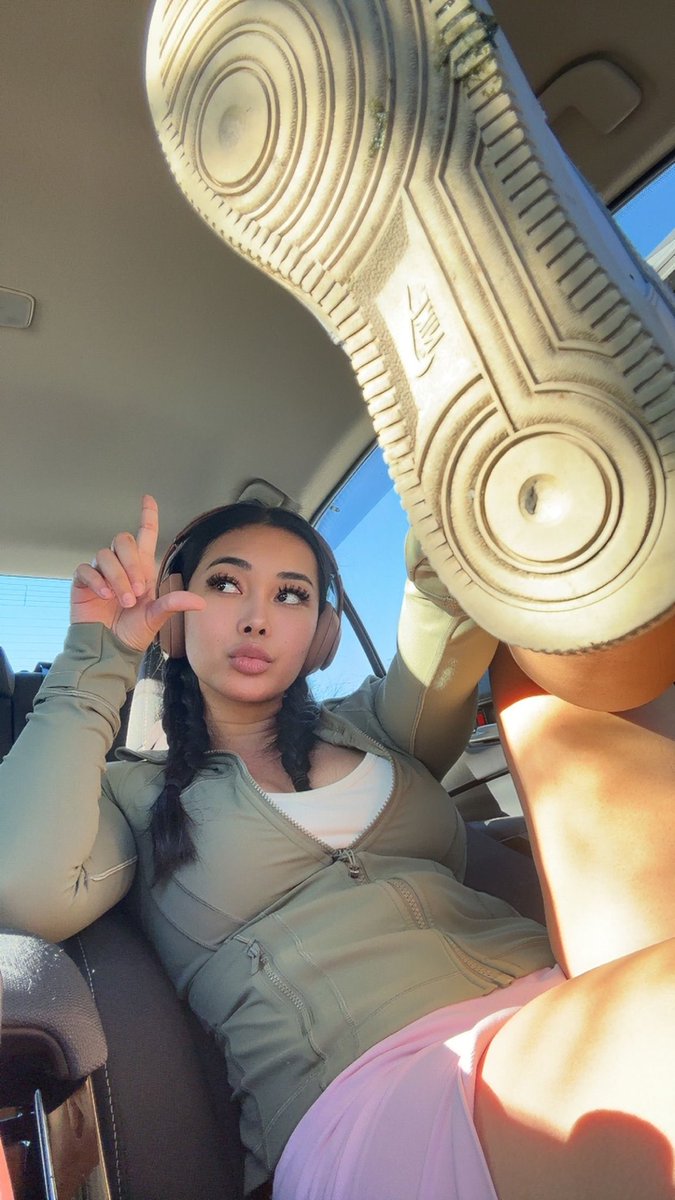 RealGoddessRiri's tweet photo. Don’t tell me you don’t dream about licking my airforces clean you freak. https://t.co/g6JSpjeZf4