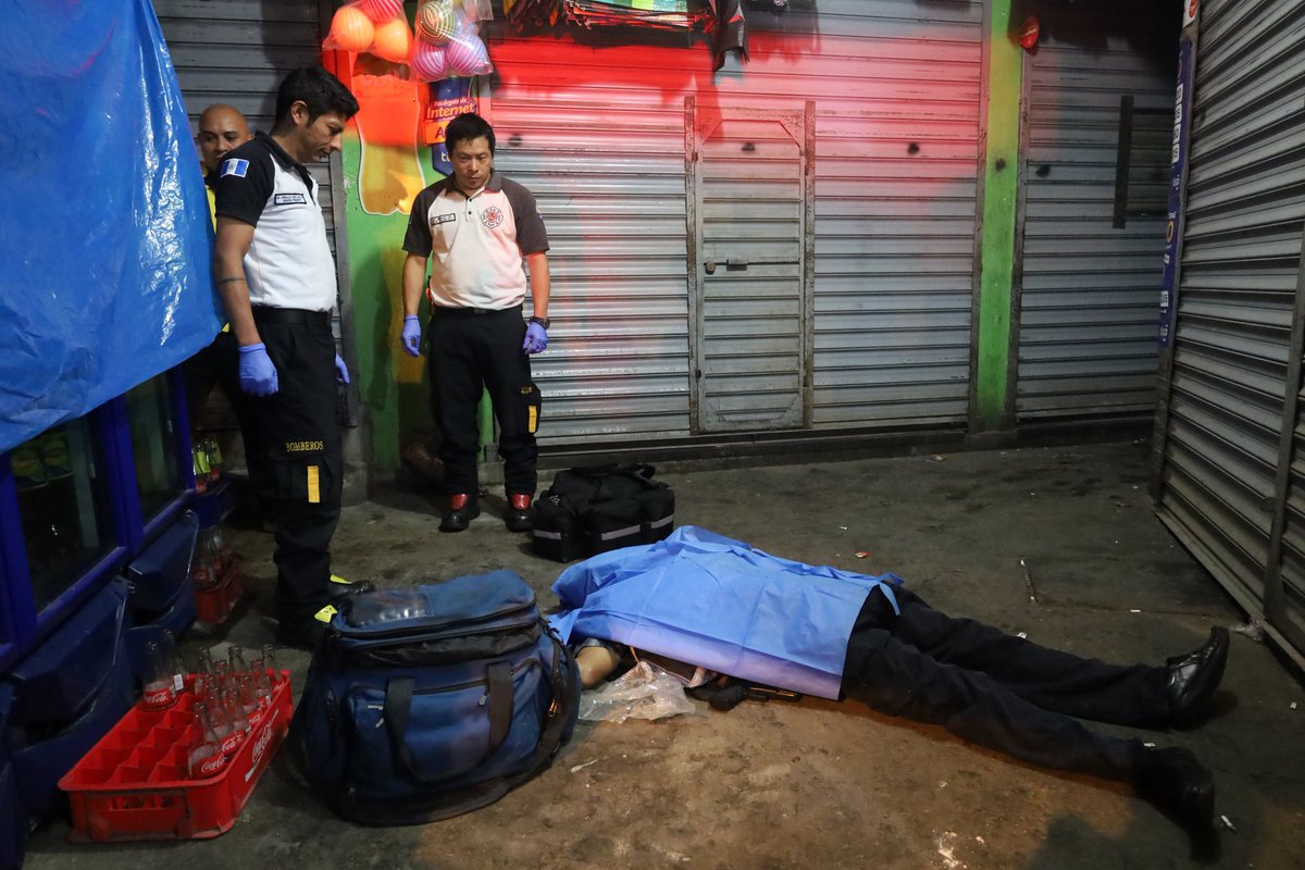 CanalAntigua's tweet image. 🚨 En la 2ª avenida y 8ª calle, zona 4, interior del mercado La Terminal, un hombre fue asesinado está madrugada.

Bomberos Voluntarios confirmaron que la víctima presentaba múltiples heridas de arma de fuego.

#LaTerminal #Zona4 #SeguridadGT