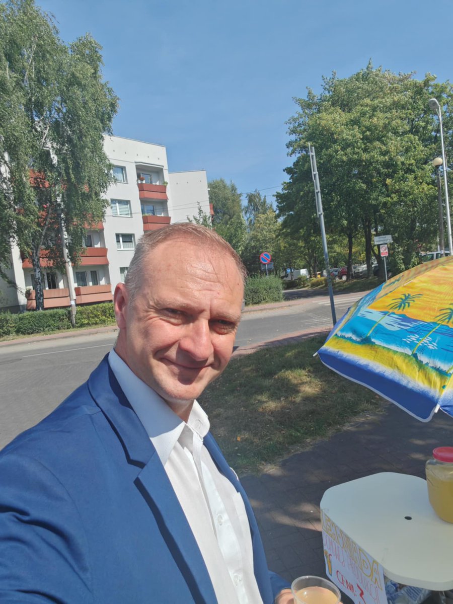 Powrót z urlopu i… Katowice witają upałem! 
Ale na szczęście pod Biedronką trafiłem na młodych przedsiębiorców z orzeźwiającą lemoniadą 
Polecam – idealne na taki dzień!