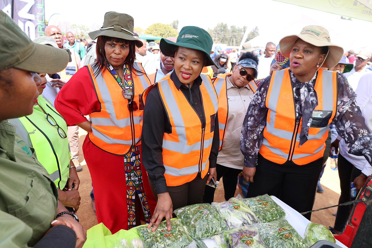 DSBD_SA's tweet photo. The event aims to establish collaborative relationships between the local government sphere and national government, supporting MSMEs in rural areas and enhancing their participation in the broader economy. 

This initiative also seeks to empower MSMEs and farmers with essential knowledge to manage their businesses effectively.

#SouthAfricanWomen #WomenOfSA
#EmpoweredSAWomen #SistersForChangeSA