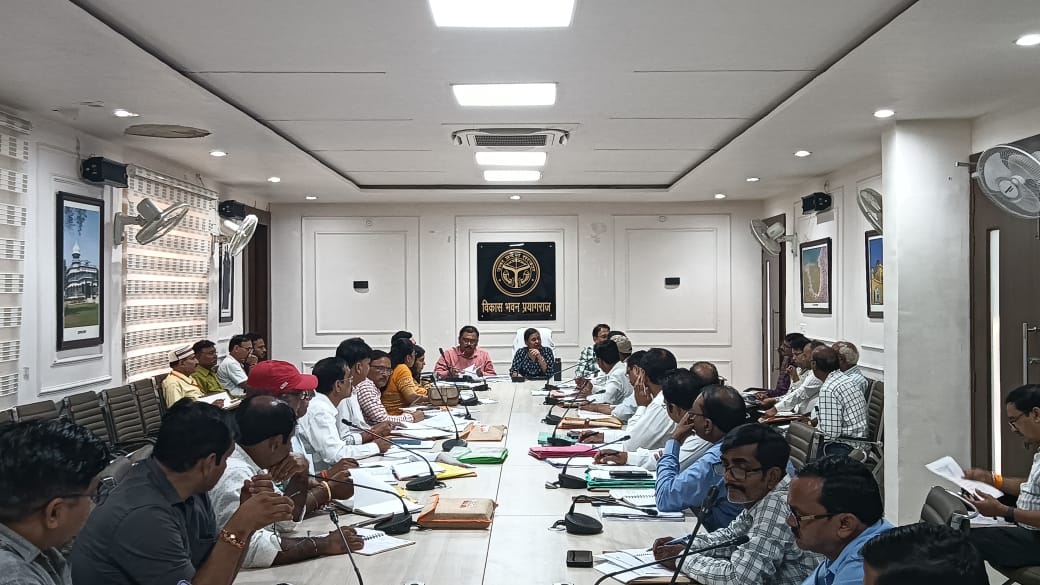 CdoPrayagraj's tweet photo. आज विकास भवन के यमुना सभागार में बीडीओ एवं एडीओ पंचायत के साथ बैठक आहूत की गई। बैठक में मनरेगा, PM/CM आवास, पंचायत भवन, सामुदायिक शौचालय, कायाकल्प व जीरो पॉवर्टी की प्रगति की समीक्षा कर प्रभावी कार्यवाही हेतु निर्देश दिए गए।
@DM_PRAYAGRAJ @CommissionerPrg @ChiefSecyUP
@CMOfficeUP https://t.co/dyEmUE1Ud8