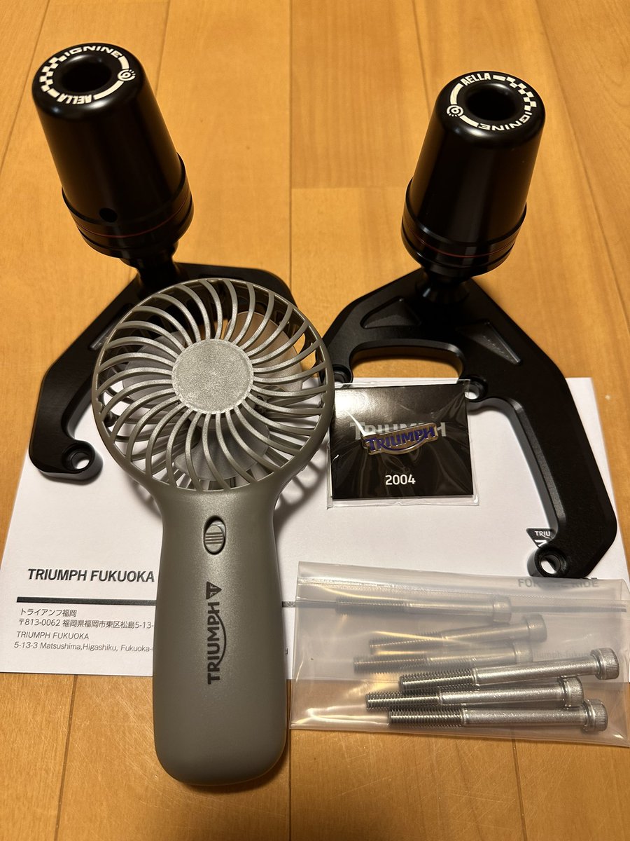 Kiyo883's tweet photo. トライアンフ福岡さんから待望のものが届いた。素晴らしい仕上がり。いつ取り付けられるかな？
おまけも2つ。これはサプライズで嬉しい
丁寧かつ迅速な対応に感謝です。
#triumph #speed400 #ignine #triumph_fukuoka https://t.co/WUPBe448fh