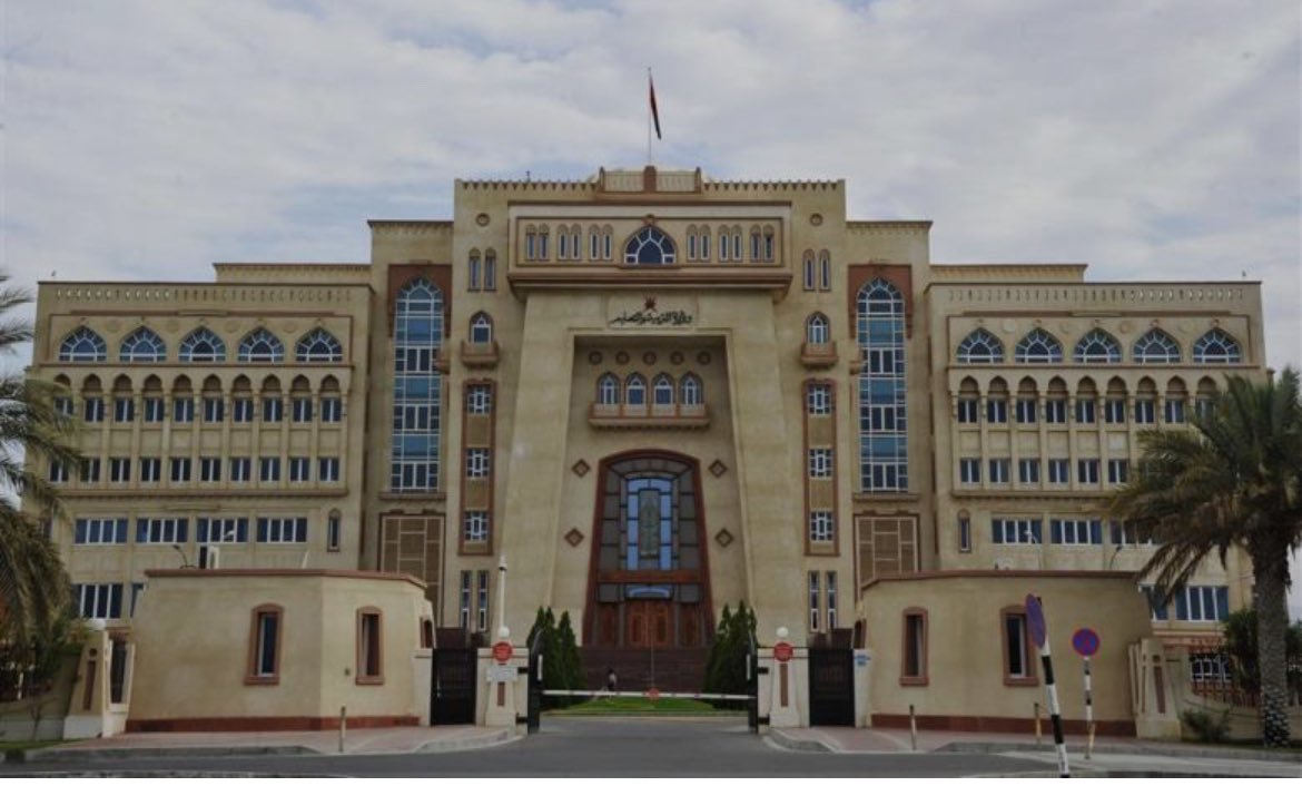 كيف السبيلُ إلى الوزارة… دلّني؟
منذ ٢٠١٩ وأنا أطرق أبوابها، كأنّي أطرق الغيمَ بيدٍ من عطش…
أحمل سيرةً مُثقّلة بالانتظار، وخطواتٍ تتعثّر في ممرات الصمت، ولا أجد سوى رجع الصدى يُخبرني أن الحلم ما زال مؤجَّلً<a href="/EduGovOman/">وزارة التعليم - سلطنة عُمان</a>