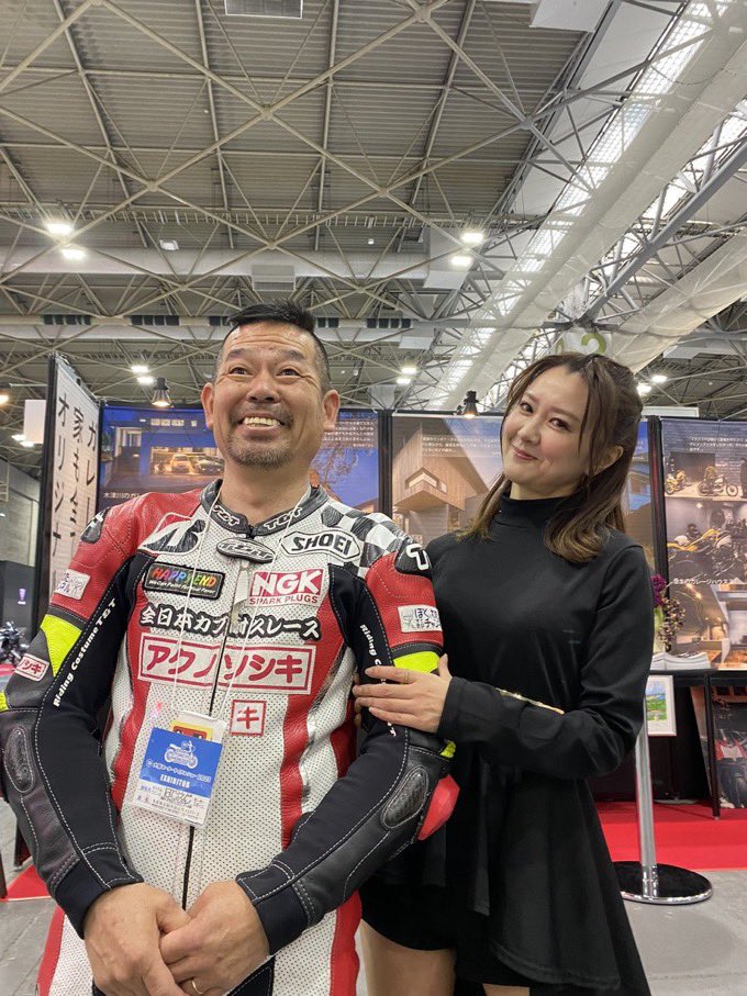 正式発表！
来る9/4 大阪心斎橋パルコ14F 「スペース14」にて
私 アクノソシキ イッキャと
GT現役TOPレースアンバサダー 三宝愛久奈さんとコンビを組んで2025M1グランプリの予選に参加する事になりました！
今でもウソであって欲しいと思いますがホントです。