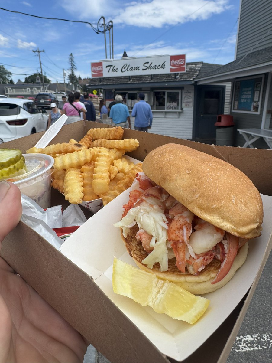 adv_fearlessly's tweet photo. Lunch at The Clam Shack.  1st ever 🦞 roll
#lobsterroll #Maine #vanlife #tryingnewfood https://t.co/H5j5GiOTWY