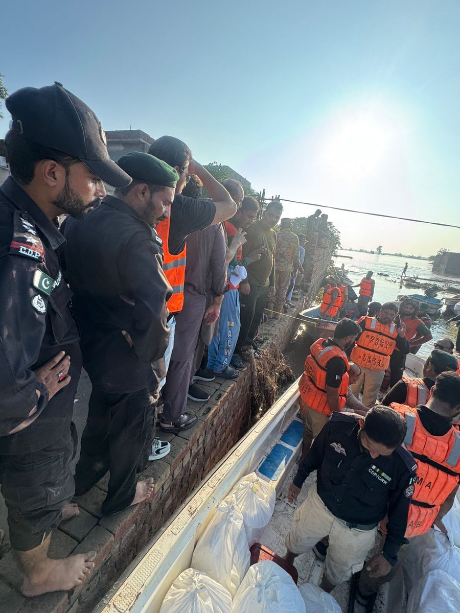 پنجاب انتظامیہ کی طرف سے آفت زدہ علاقوں میں کھانا پہنچایا جا رہا ہے۔