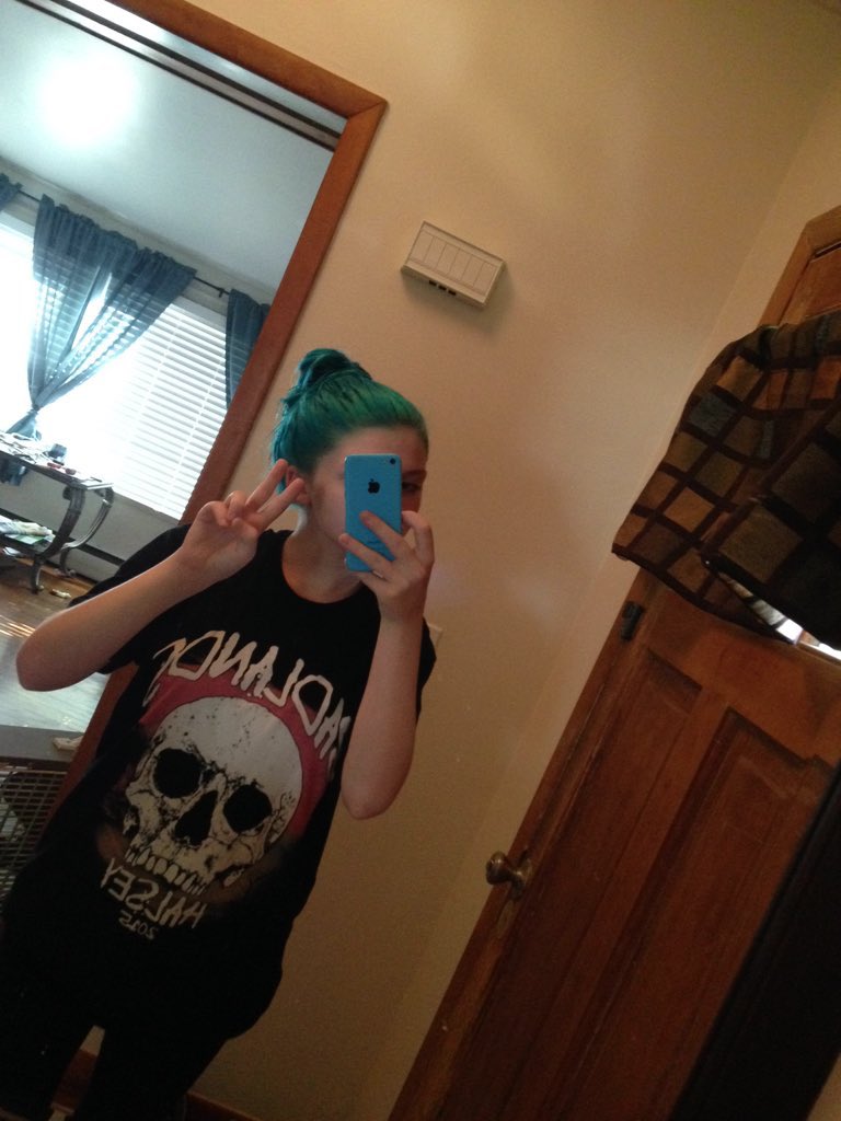 Y0UASKEDF0RTHIS's tweet photo. this is who is celebrating today btw #10yearsofBadlands https://t.co/BOz4UIs8BM