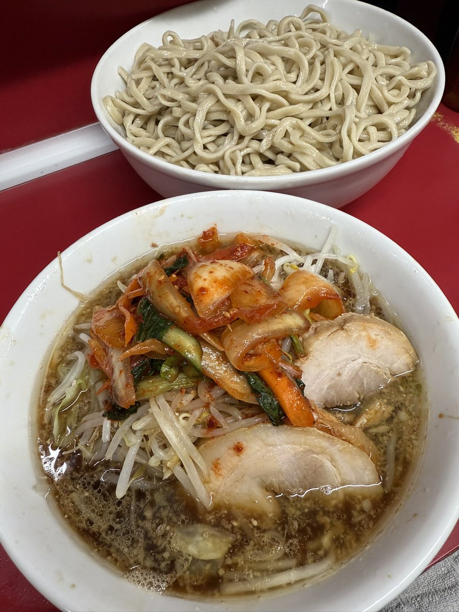 【ラーメン二郎 湘南藤沢店】#48
19:10の到着で中＋外待ち5人。麺あげヒロさん。
凍えるくらいにエアコンが効いた店内。背後霊時にラーメンにすれば良かったと少し後悔。
大ラーメンつけニンニク少なめヤサイカラメsuperキムチ
今期10杯目のつけ。最近の藤沢は麺量控えめ。味は言わずもがな。