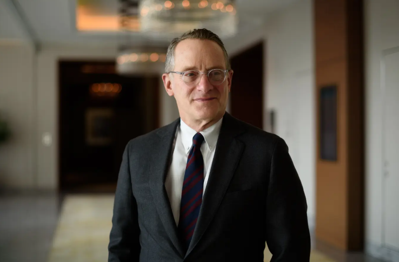 Howard Marks is one of the best investors, and everyone should know about him.

He predicted:

- Dot-Com bubble in 2000
- Global Financial crisis in 2008
- The COVID crash in 2020
- He’s said stocks are in early days of a bubble 7 days ago

Let me tell you about it🧵