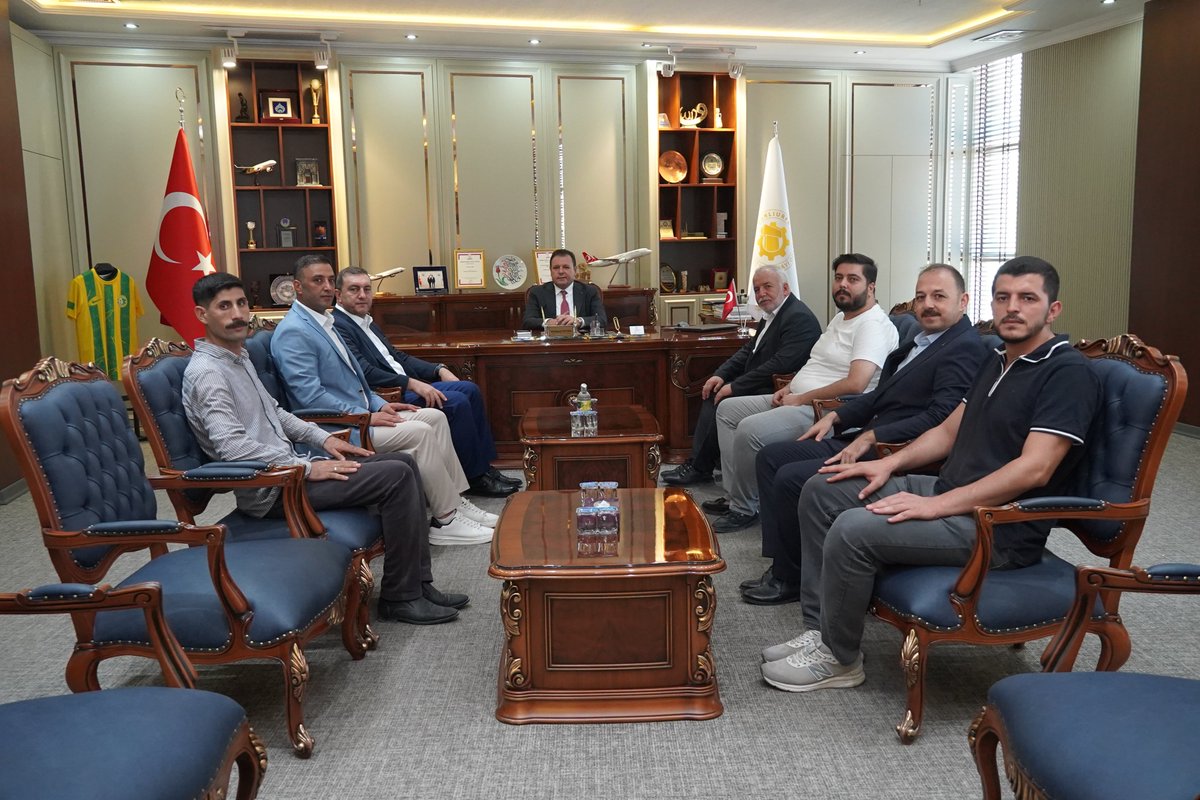 ŞUTSO (@sanliurfatso) on Twitter photo 📍 Ziyaret
Anahtar Parti Şanlıurfa İl Başkanı Sn. Metin Baydar ile Anahtar Parti Yönetim Kurulu Üyeleri, Yönetim Kurulu Başkanımız Sn. Mehmet Yetim’i makamında ziyaret etti.
Nazik ziyaretleri ve verimli istişareleri için kendilerine teşekkür ediyoruz.
<a href="/mdoganyetim/">Mehmet Doğan Yetim</a> <a href="/serhatkrd/">Serhat KARADAĞ</a> 📍 Ziyaret
Anahtar Parti Şanlıurfa İl Başkanı Sn. Metin Baydar ile Anahtar Parti Yönetim Kurulu Üyeleri, Yönetim Kurulu Başkanımız Sn. Mehmet Yetim’i makamında ziyaret etti.
Nazik ziyaretleri ve verimli istişareleri için kendilerine teşekkür ediyoruz.
<a href="/mdoganyetim/">Mehmet Doğan Yetim</a> <a href="/serhatkrd/">Serhat KARADAĞ</a>