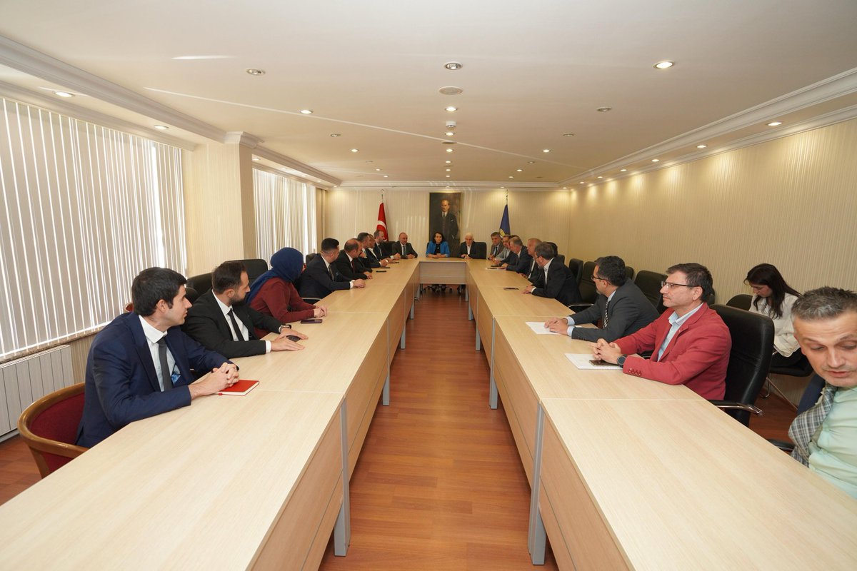 Kamunun en fedakâr ve vazgeçilmez hizmetlerinden birini üstlenen sağlık işçilerimiz için yürütülen yeni dönem toplu iş sözleşmesi görüşmeleri, önemli kazanımların elde edildiği ve emekçilerimizin alınterine değer katan bir mutabakatla sonuçlandırılmıştır.

Gece gündüz demeden,