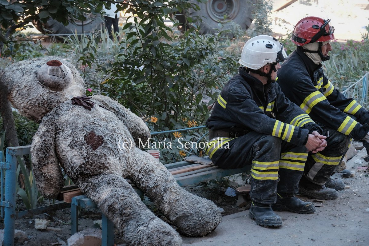 Van 18 muertos y 40 heridos, y aún no han terminado de sacar cuerpos de entre los escombros

El dolor que he visto hoy en Kyiv es difícil de explicar con palabras

#Rusia sigue asesinando civiles, lejos del frente, mientras occidente le baila el agua a Putin mendigando la paz
