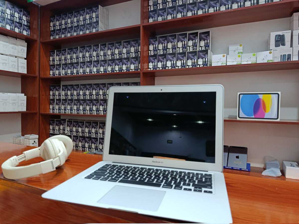 billionbayGAS's tweet photo. Apple MacBook Air 

iCore5 
8|128GB
N300,000

Free delivery within Jos Metropolis.
(Discounted outside Jos) https://t.co/u4FNokdkXo