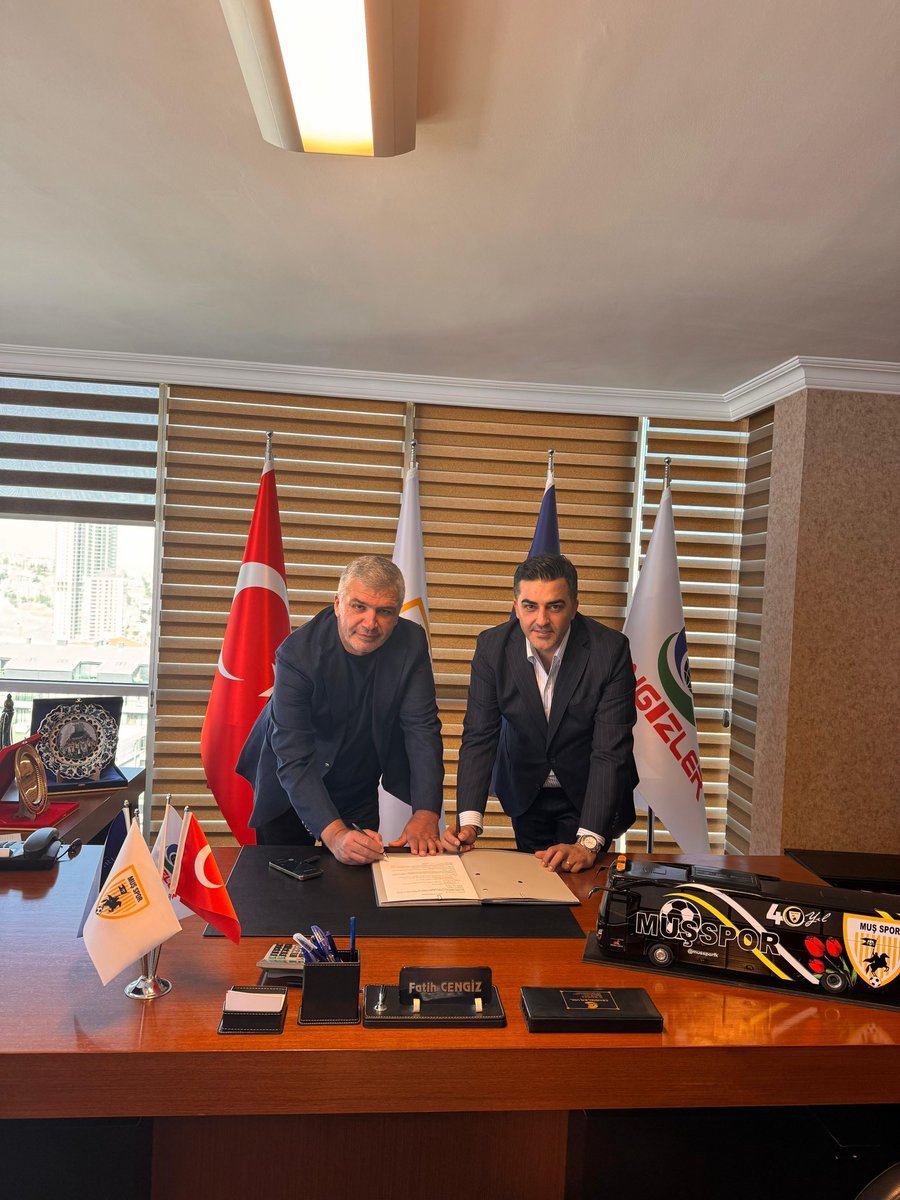 musspor's tweet photo. Kulübümüz ile Doğugaz arasında forma sırt sponsoru anlaşması imzalandı.
Yeni sezonda formalarımızın arkasında Doğugaz yer alacak.

Başkanımız Fatih Cengiz ve
MBD Enerji Yönetim Kurulu Başkanı Emin Demircan’ın katılımıyla gerçekleşen anlaşma imzalandı.

Muş Spor’umuza sağladıkları bu değerli destek için teşekkür ediyor, anlaşmanın camiamıza hayırlı olmasını diliyoruz.

Ayrıca bu anlaşmadaki katkılarından dolayı Kulüp Başkan Yardımcımız ve Doğugaz Genel Müdürü Serhat Demircan’a teşekkür ederiz.