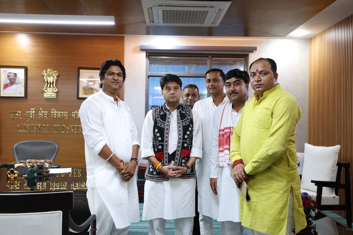 जन जन के नेता भारत सरकार के केंद्रीय मंत्री महाराज
 #श्रीमंत_ज्योतिरादित्य_सिंधिया_जी के मंत्रालय में मुलाकात कर आशीर्वाद प्राप्त किया मुख्य रूप से मेरे बड़े भाई पवन जायसवाल जी के साथ अमित जी महाराज जी से मुलाकात की 
#जय_जय_महाराज <a href="/JM_Scindia/">Jyotiraditya M. Scindia</a>