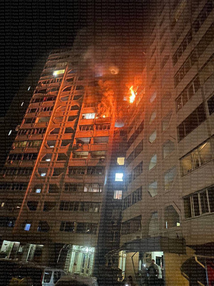 AMCFU's tweet image. 💔⚫ Kyiv de nouveau bombardé
Cette nuit, près de 600 drones et 31 missiles ont visé l'Ukraine.
Zones résidentielles à Kyiv ainsi que des institutions internationales ont été visés.
 👉 17 morts, dont 4 enfants, et plusieurs dizaines de blessés.
#Solidarité avec l'#Ukraine !🇺🇦