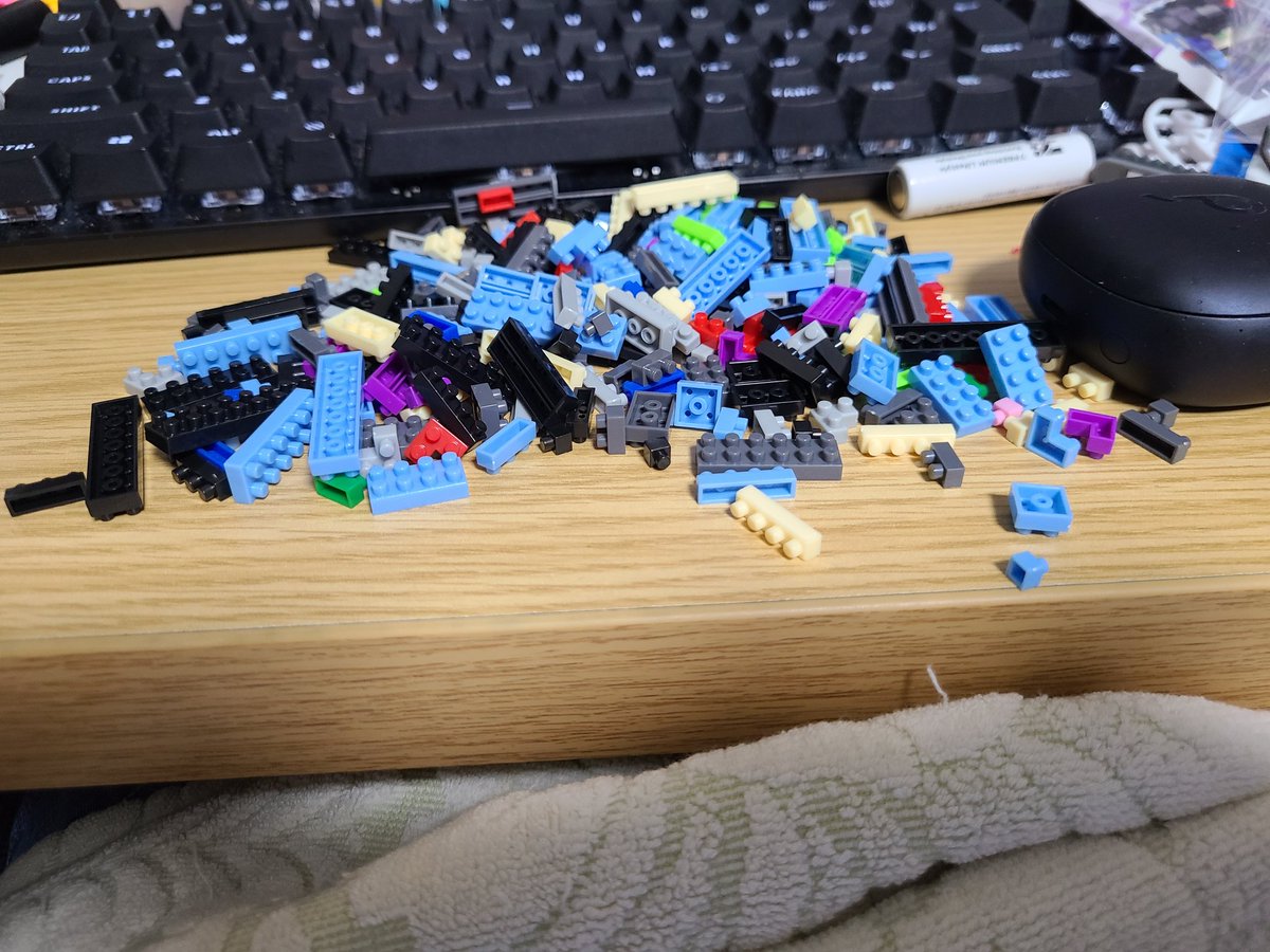 危うい場所で細かいブロックを組もうとしているアホ