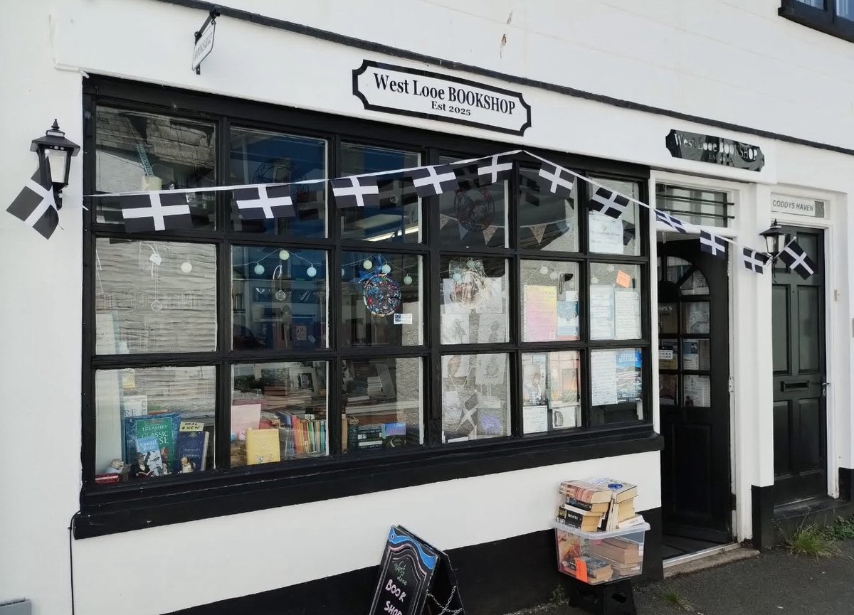 jonathanboakes's tweet image. 📖 First copies have arrived in West Looe Bookshop. The shop is a Tardis; with hidden rooms, a quiet murmur of people browsing the shelves. Super cute and packed full of local books and guides. #books #looe #cornwall #author #local #paranormal #ghosts