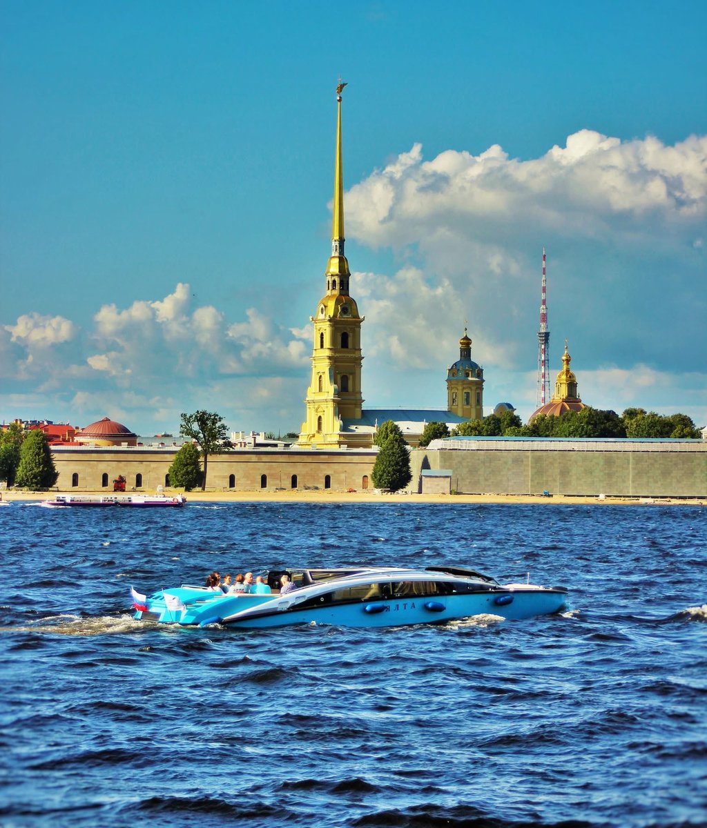 Есть места,которые не просто точка на карте,а часть души
Можно сделать тысячу фотографий,но у каждого в памяти будет свой,особенный кадр: залитый летним солнцем, умытый дождем,строгий под свинцовыми тучами или тот,на фоне которого вы сделали самое важное фото😘🥰😍❤️💫