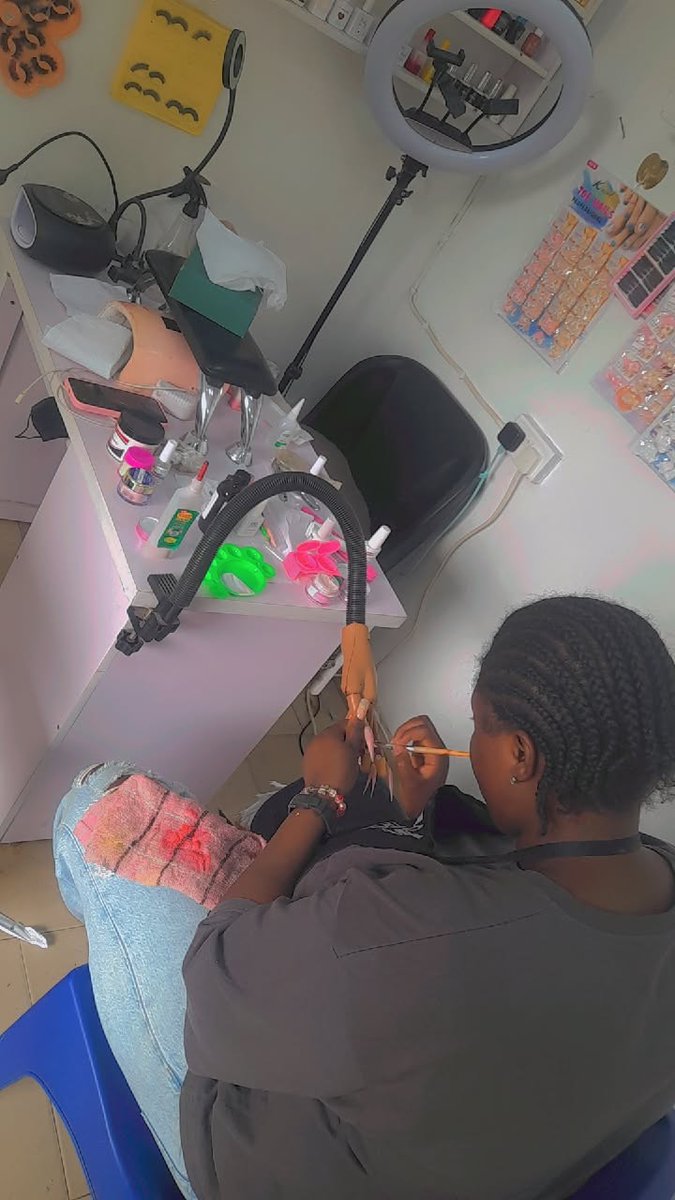 I am a certified Lash tech and a nail tech 
I offer training on Nails and Lash Extension 

Acquired a good paying skills, don't say i didn't tell you o