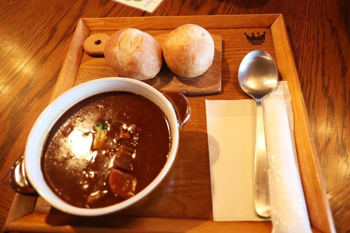 長野の美ヶ原に行ってきました。
天気が心配でしたが、1日目はなんとかもってくれて、ガスが抜けると眺望もまずまずでした😄
山本小屋から牧場を見ながら王ヶ鼻まで行って、お昼を食べてからアルプス眺望コースに回ってそのまま牛伏山へ。
下界は灼熱でしたが、上は涼しくてホント良きでした♪