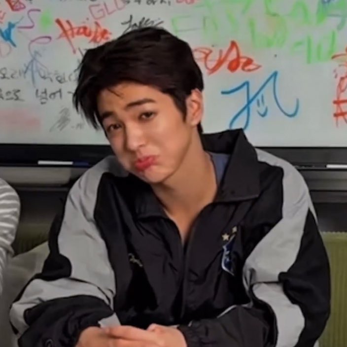 keonhofeed's tweet photo. THIS KEONHO AND HIS FAV POSE 😭 #KEONHO https://t.co/GRlI0qDGKk