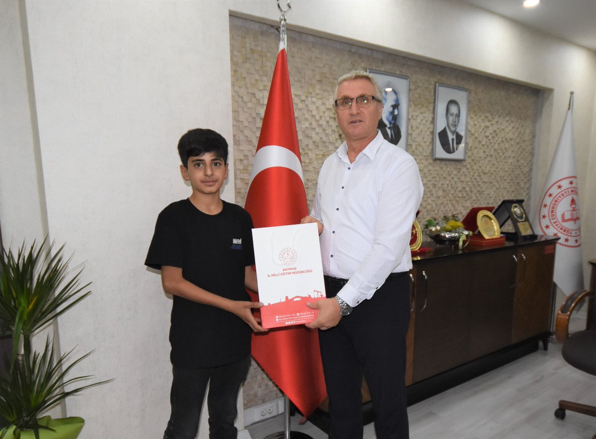 BatmanilMEM's tweet photo. İl Millî Eğitim Müdürümüz Yaşar Ciğer, yol kenarında bulduğu çantadaki altınları emniyet mensuplarının yardımıyla sahibine teslim eden Fatih Ortaokulu 8. sınıf öğrencisi Ömer Çoban’ı erdemli davranışından dolayı tebrik etti.

👏 Ayrıca böyle dürüst bir evlat yetiştirdikleri için ailesine teşekkür etti.

@tcmeb @Yusuf__Tekin @batmanvaliligi @yasarciger