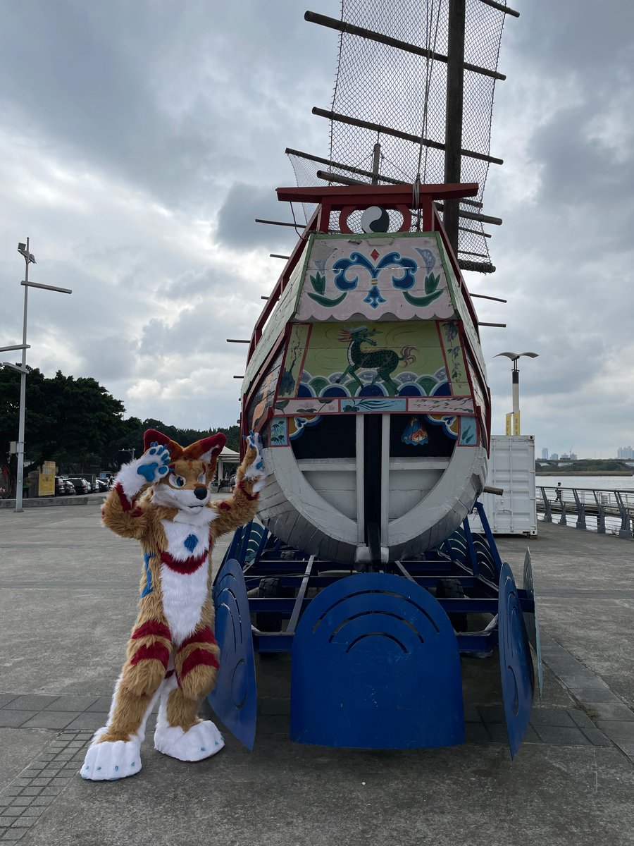 Setting sail for Megaplex! Which of my moots am I gonna see there? #Megaplex #FursuitEveryday
