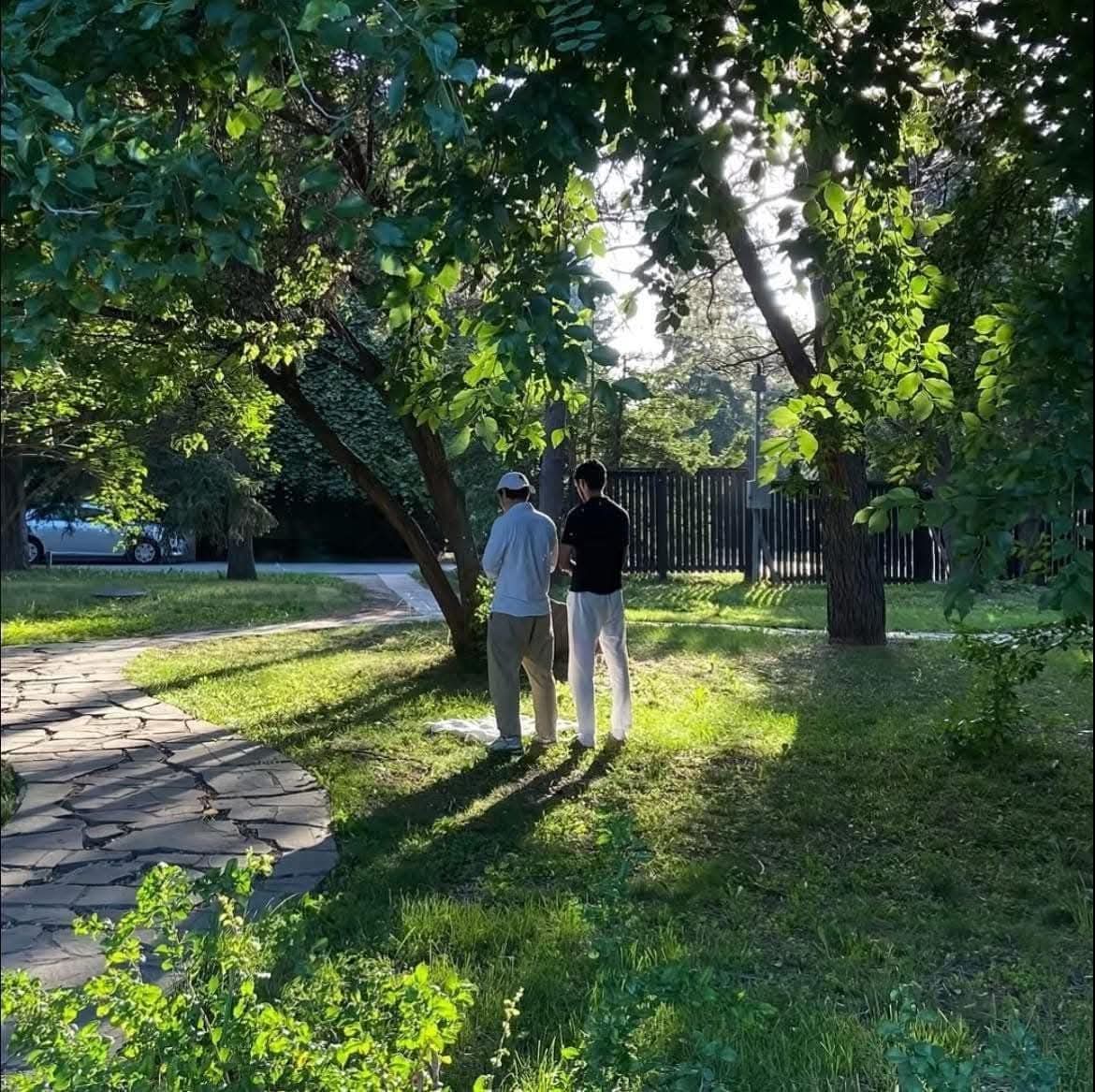 "الْأَخِلَّاءُ يَوْمَئِذٍ بَعْضُهُمْ لِبَعْضٍ عَدُوٌّ إِلَّا الْمُتَّقِينَ".