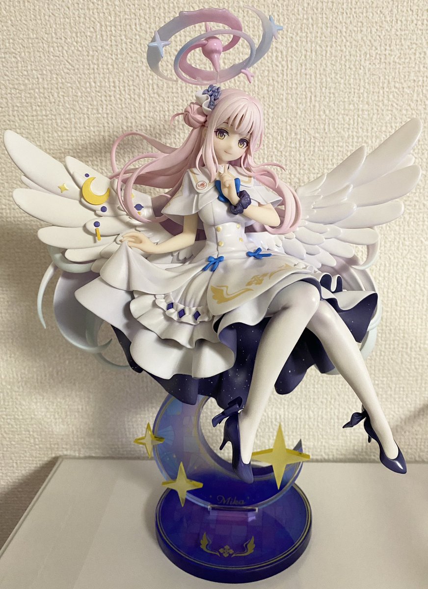 聖園ミカ(ブルアカ) 「ミカのフィギュア届いた すごい重量感! 箱もかなり凝ってて開け方が分からずに苦労」|かめ💫絵を描く人のイラスト