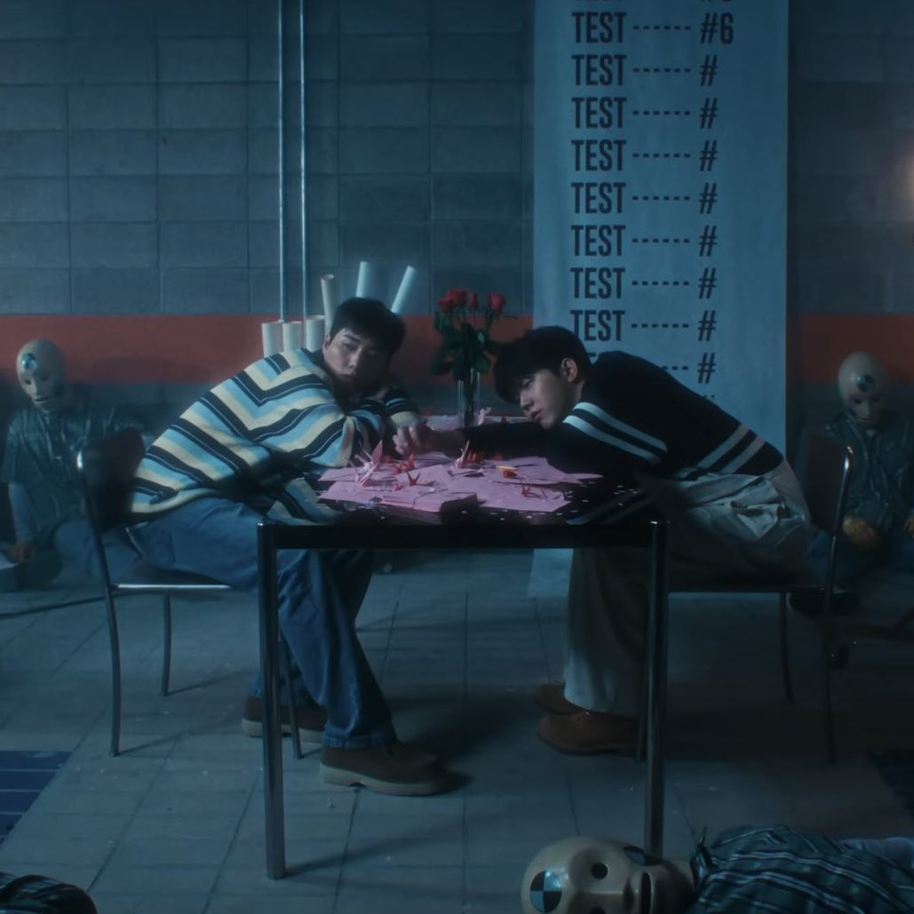 얘네 또 마주 앉아있네…