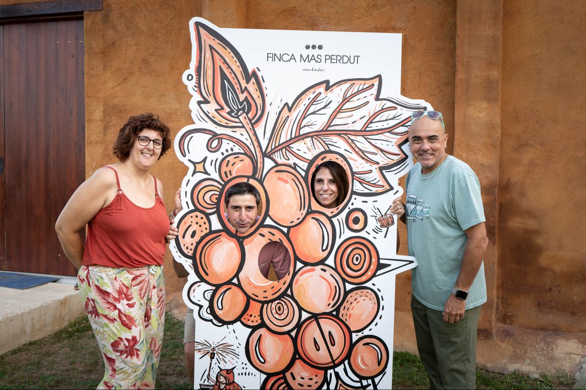 📸 Som el que vivim… i també el que immortalitzem!
El nostre photocall de raïm va triomfar al Sunset &amp; Wine 🍇✨
Somriures, creativitat i molt de vi — qui s'hi va fer la foto ja té record per brindar-lo!
#MasPerdut #PhotocallEntreVinyes #SunsetAndWine #RecordsAmbGustDeVi