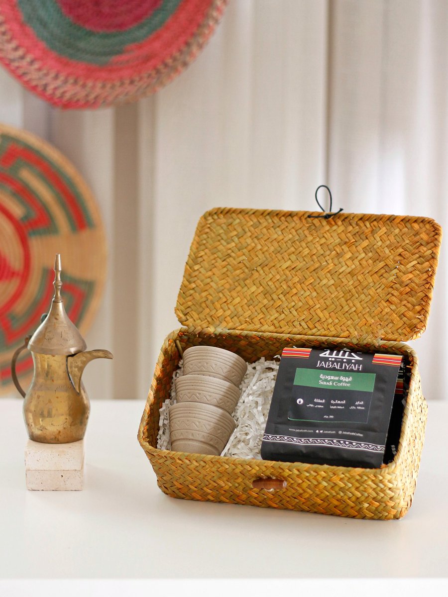 هدايا #عام_الحرف_اليدوية_2025 
صندوق من الخوص محبوك يدوي 🌴

يسعدنا نهديكم لتجربة مذاق البن الخولاني السعودي.

لاتنسى لايك ورتويت 🖤