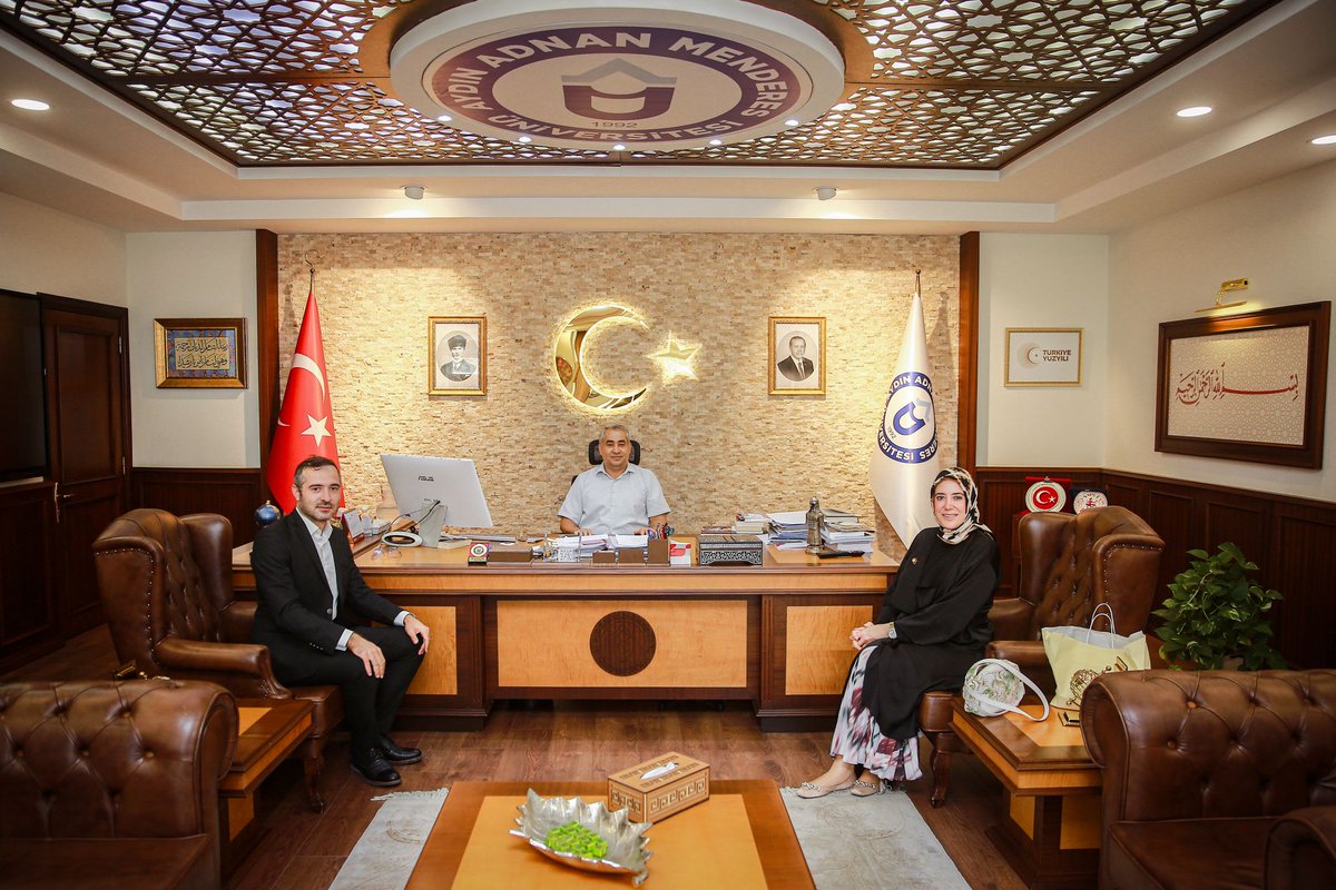 menderesedutr's tweet photo. Üniversitemiz Rektörü Prof. Dr. Bülent Kent, Ankara Sosyal Bilimler Üniversitesi Hukuk Fakültesi Öğretim Üyesi Doç. Dr. Yasemin Gülloğlu ve Pamukkale Üniversitesi Hukuk Fakültesi Arş. Gör. Ekrem Caner Kibar’ı makamında ağırladı. https://t.co/L1tm6L8Ls1